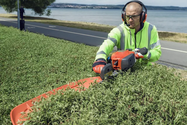 Zintegrowany łapacz liści ułatwia czyszczenie drobnych ścinków z żywopłotu Husqvarna 522HS75X